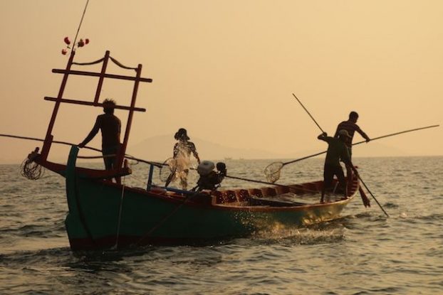 Cambodge - Kep: Il y a des dizaines de bateaux pour pouvoir pecher les meduses qui seront amené au Vietnam. Photo blog yohann tour du monde: https://yoytourdumonde.fr