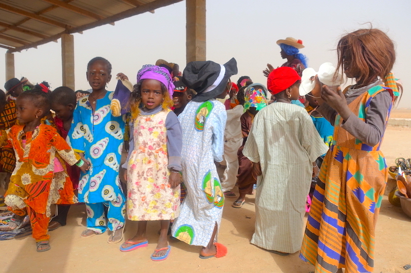 Les enfants des groupes scolaires fêtent Mardi Gras sur l'Ile de Mar Lodj dans le Sine-Saloum au Sénégal photo blog voyage tour du monde http://yoytourdumonde.fr