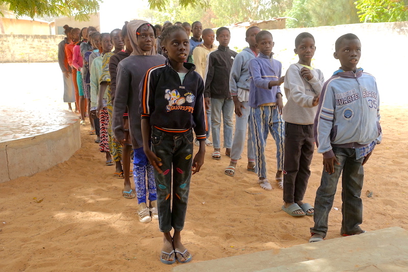 Les élèves de CM2 entrent dans une classe dans la localité de Mar Lodj dans le Sine Saloum. Photo blog voyage tour du monde http://yoytourdumonde.fr