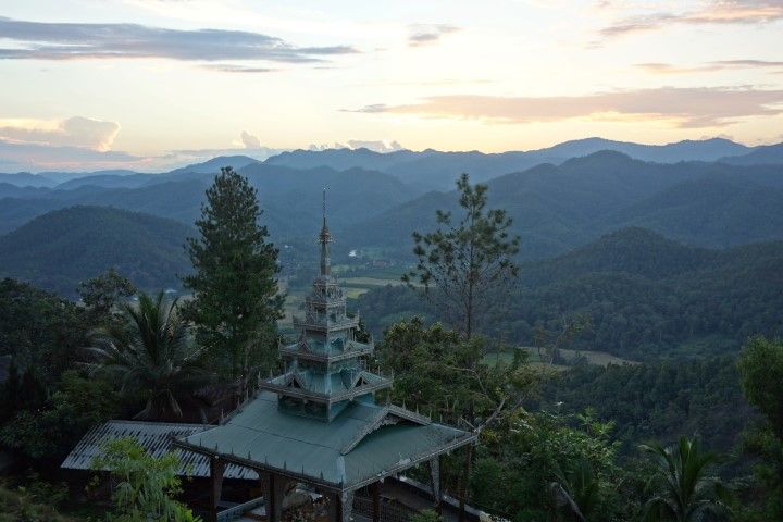 temple-bouddhiste-couche-soleil-thailande