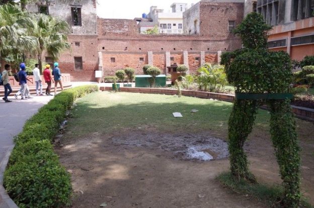 Le jardin Jallianwala Bagh est un lieu pour rendre hommage aux victimes indiennes a Amritsar. Photo blog voyage tour du monde https://yoytourdumonde.fr