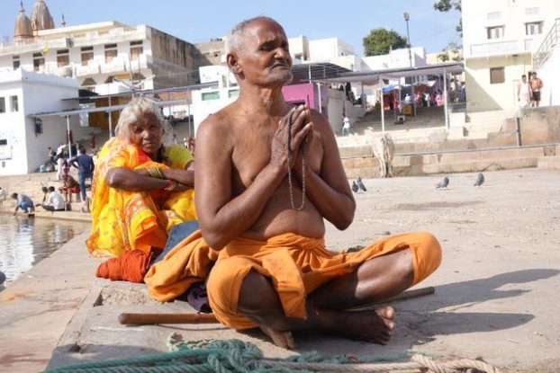 Un hindouiste entrain de prier du coté de Pushkar dans le nord de l'Inde. Photo blog: https://yoytourdumonde.fr