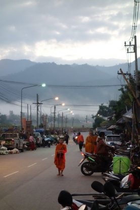 Thailande: Les moines bouddhistes defilent dans les rues en faisant l'aumone.