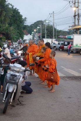 Thailande: Moine bouddhiste faisant l'aumone a l'entree du marche