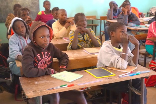Les écoles se visitent sur l'Ile de Mar Lodj dans le Sine-Saloum au Sénégal photo blog voyage tour du monde https://yoytourdumonde.fr