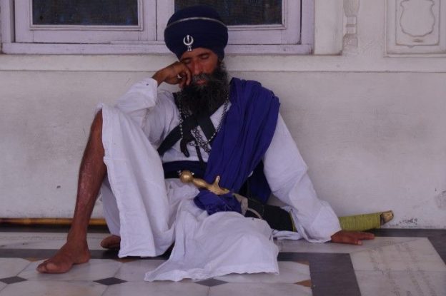 Les sikhs sont facilement reconnaissable en Inde avec le port du poignard mais aussi du turban et leurs cheveux longs et barbes.