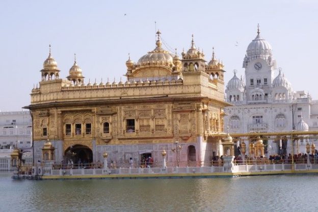Le blanc immaculé du temple d'or à Amritsar donne un air féérique au temple d'or photo blog voyage tour du monde http://yoytourtourdumonde.fr