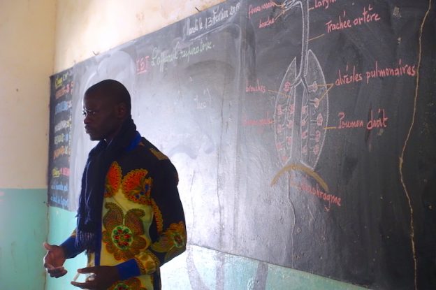 Professeur dans une école du Sénégal à Mar Lodj. Photo blog voyage tour du monde https://yoytourdumonde.fr