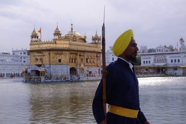 Le Temple d'or est gardé par des gardiens en Inde photos blog voyage tour du monde https://yoytourdumonde.fr