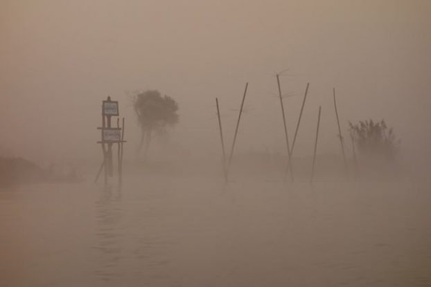 Le brouillard qui est present sur le chenal du lac inle en birmanie donne une impression etranger et pourtant le lac inle de l'unesco est une merveille absolue photo blog voyage tour du monde https://yoytourdumonde.fr