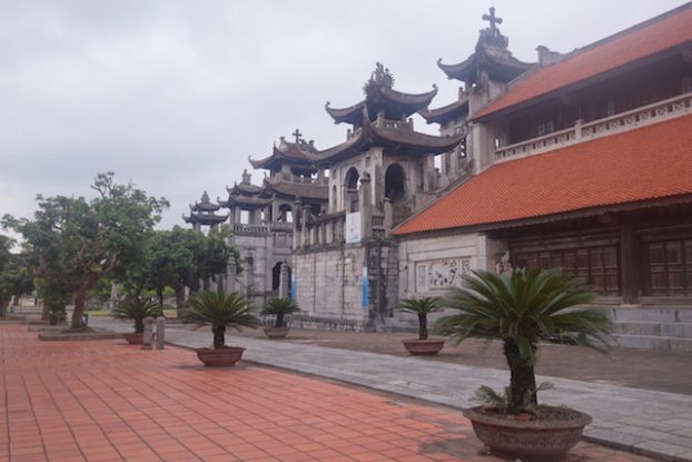 Entre chapelles et cathédrale de Phat Diem au vietnam ning bing bai d'halong terrestre photo article blog tour du monde photo https://yoytourdumonde.fr