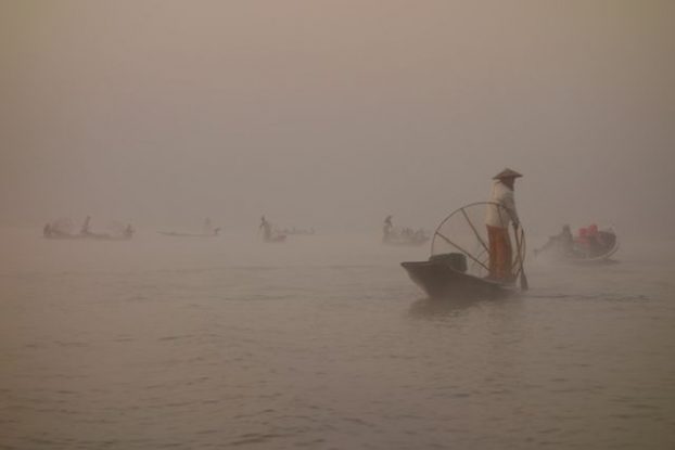 Entre pecheurs et brume le lac inle en birmanie est d'une beauté unique dans le monde à découvrir d'urgence photo blog voyage tour du monde https://yoytourdumonde.fr