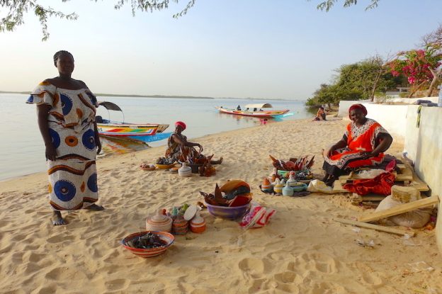 Des femmes vendent des produits artisanaux sur l'Ile de Mar Lodj dans le Sine-Saloum au Sénégal photo blog voyage tour du monde https://yoytourdumonde.fr