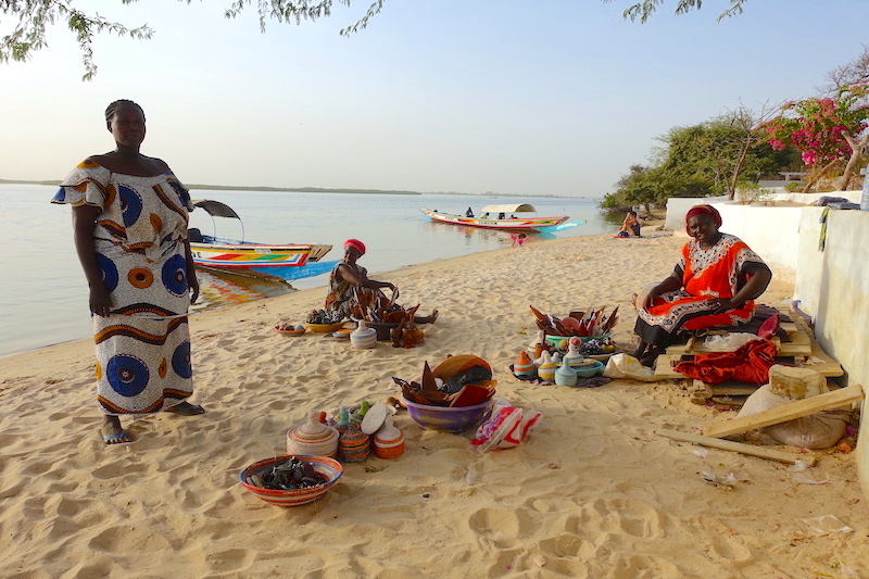 Des femmes vendent des produits artisanaux sur l'Ile de Mar Lodj dans le Sine-Saloum au Sénégal photo blog voyage tour du monde http://yoytourdumonde.fr