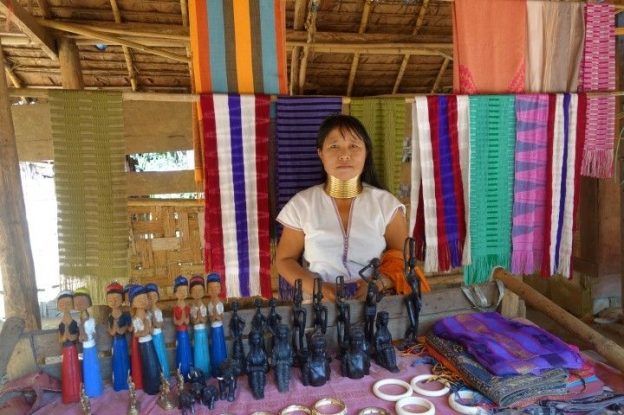 thailande-voyage-travel-picture-femmes-longs-cou-girafes-artisanat