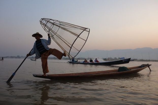 Certains touristes reprochent une perte d'authenticité du lac inle en birmanie avec des faux pecheurs present pour prendre la photo et les billets. photo blog voyage tour du monde https://yoytourdumonde.fr