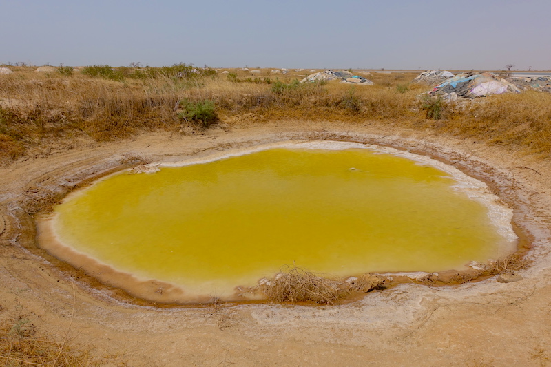 A même le sol les lagunes de puits de sel de Palmarin. Photo blog voyage tour du monde photo blog voyage tour du monde https://yoytourdumonde.fr