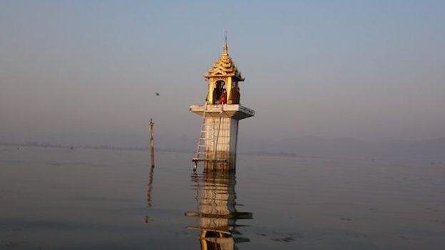 le bouddhisme est omnipresent en birmanie et autour du lac inle avec de nombreux temples et stupa photo blog voyage tour du monde https://yoytourdumonde.fr