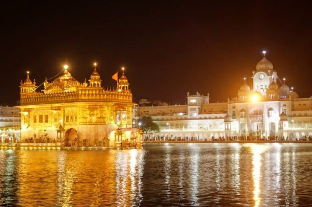 le Temple d'or ou Golden temple de nuit à Amritsar photo blog voyage tour du monde https://yoytourdumonde.fr