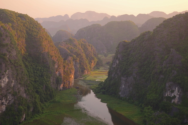 Couché de soleil sur la Baie d'Halong Terrestre vietnam photo blog voyage tour du monde http://yoytourdumonde.fr