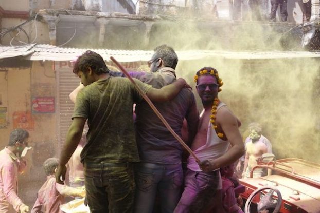 la fete de Holi ou des couleurs est toujours une grande reussite du coté de Pushkar les touristes et les locaux se melangent photo blog voyage tour du monde https://yoytourdumonde.fr