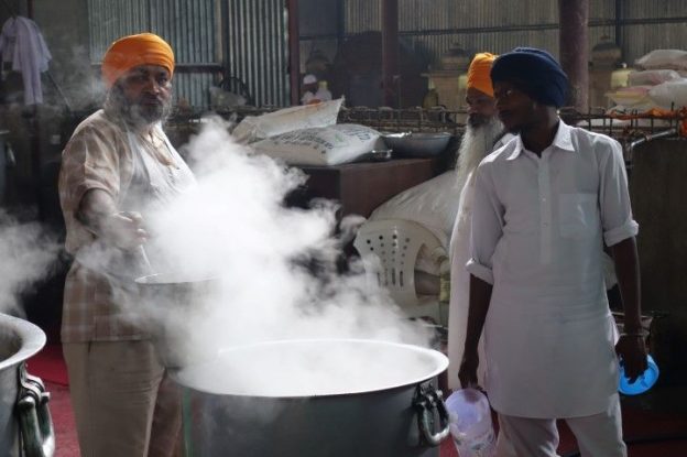 Cuisine temple d'or Amritsar photo blog voyage tour du monde https://yoytourdumonde.fr