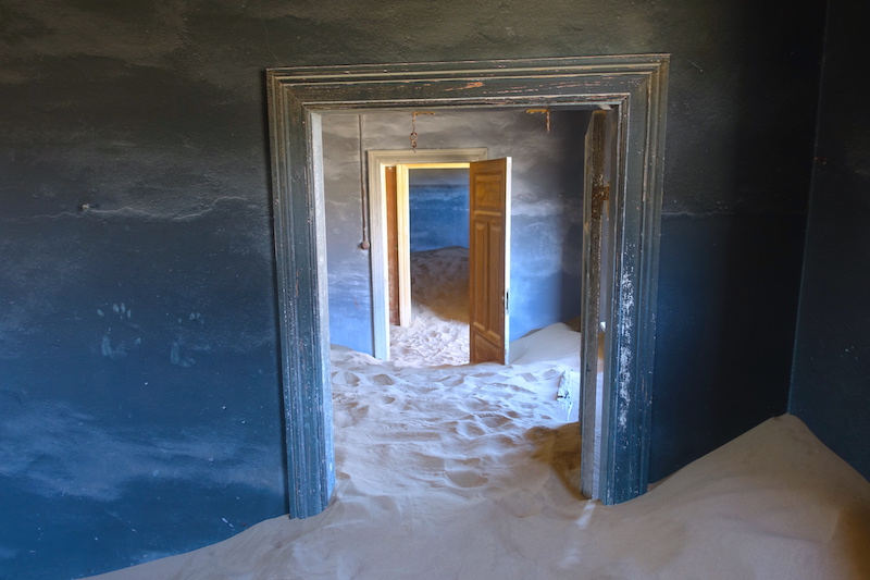 N'hésitez pas à entrer dans les maisons abandonnées de Kolmanskop ville fantôme dans le désert Namib en Namibie photo blog voyage travel tour du monde https://yoytourdumonde.fr