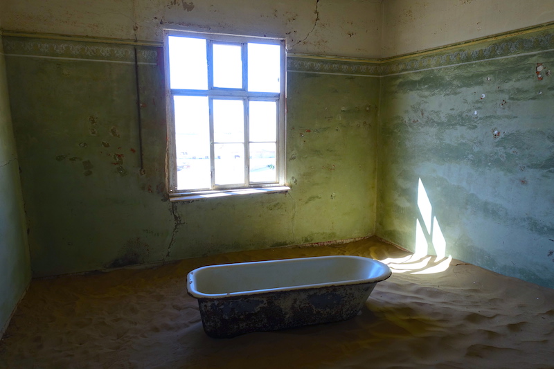 Une baignoire dans une maison abandonnée dans la ville fantôme de Kolmanskop photo blog voyage tour du monde travel https://yoytourdumonde.fr