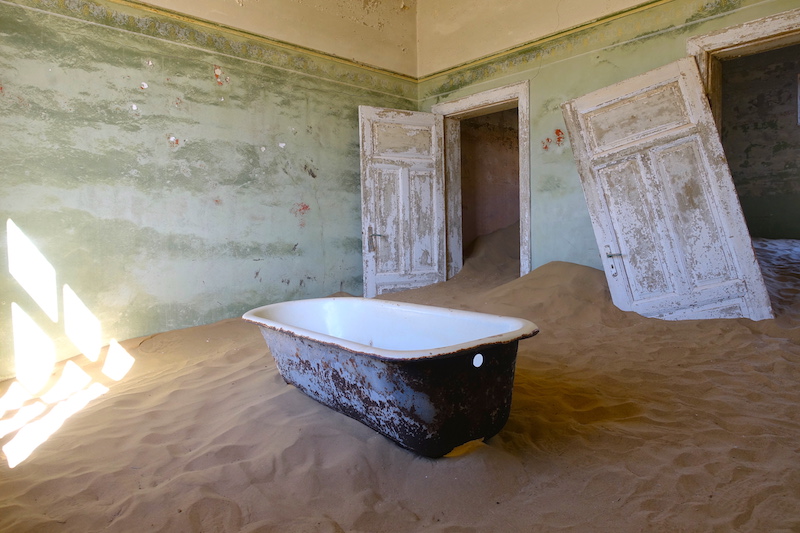 Une baignoire dans une maison abandonnée dans la ville fantôme de Kolmanskop en Namibie photo blog voyage tour du monde travel https://yoytourdumonde.fr