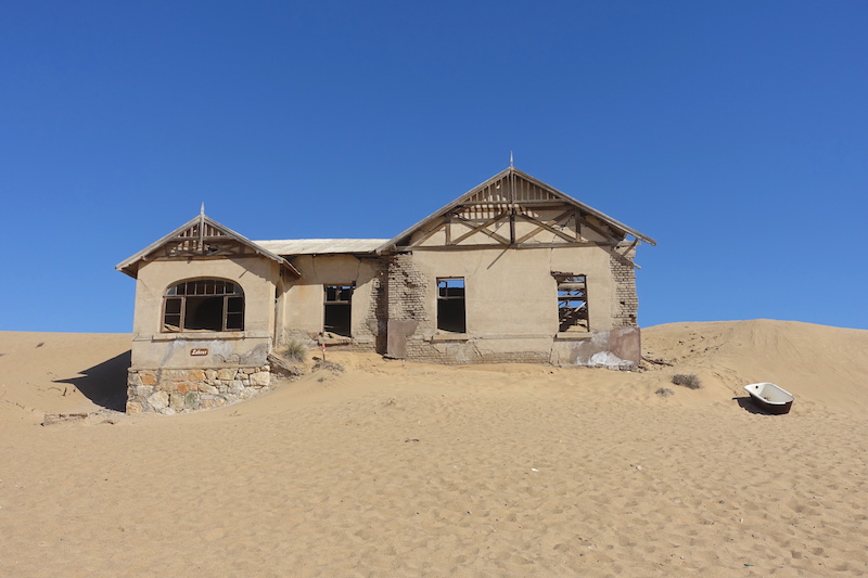 Maison abandonnée dans le désert Namib ville fantôme photo blog voyage tour du monde travel https://yoytourdumonde.fr