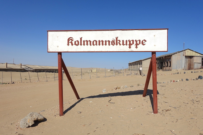 Panneau d'entrée de la ville fantôme de Kolmanskop dans le désert de Namibie photo blog voyage tour du monde travel https://yoytourdumonde.fr