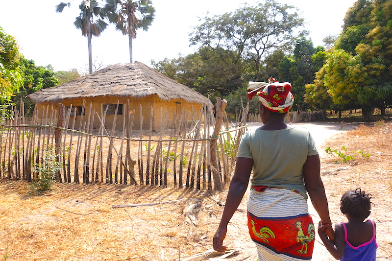 Photo de la maison traditionnel de Casamance avec la maman de raphael photo blog voyage tour du monde http://yoytourdumonde.fr