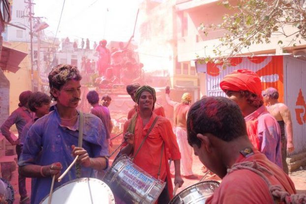 Les indiens de Pushkar participent à la fête des couleurs ou fête de Holi dans le nord de l'Inde. Photo blog https://yoytourdumonde.fr