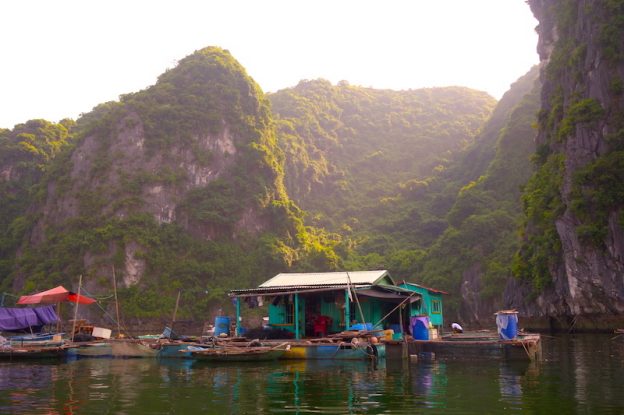 Baie d'Halong photo blog voyage tour du monde https://yoytourdumonde.fr