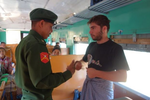 En Birmanie dans le train qui m'amene de Hsipaw à Mandalay je fais la connaissance de soldat qui vont se battre photo blog voyage tour du monde https://yoytourdumonde.fr