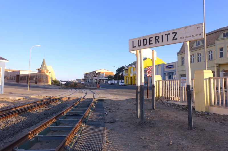 Ancienne gare de Luderitz en Namibie photo blog voyage tour du monde travel https://yoytourdumonde.fr