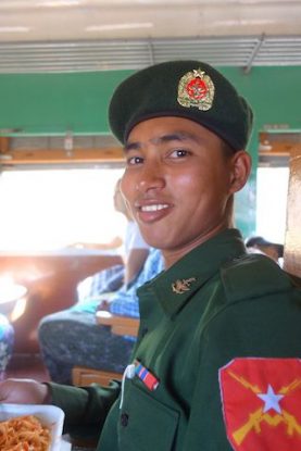 Debat avec des jeunes soldats en birmanie dans un train qui partaient pour le front suite à des tensions pres de Hsipaw photo blog voyage tour du monde http;//yoytourdumonde.fr