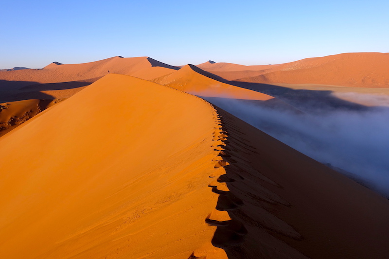 C'est avec un brouillard que nous avons monté la Dune45 en Namibie en direction de Sossusvlei photo blog voyage tour du monde travel https://yoytourdumonde.fr