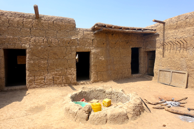 Une maison (case traditionnelle) qui est entrain de se faire construire à Eloubaline au Sénagal en Casamance photo blog voyage tour du monde https://yoytourdumonde.fr