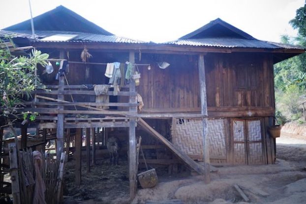 Birmanie photo maison avec un buffle au sous sol puis la famille photo blog voyage https://yoytourdumonde.fr