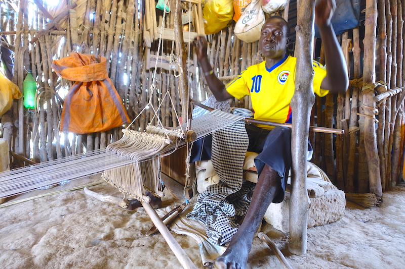En Casamance et ici à Eloubaline se sont les hommes qui tissent le pagne qui sera utilisé pour les différentes cérémonies mais aussi vendu photo blog voyage tour du monde senegal https://yoytourdumonde.fr
