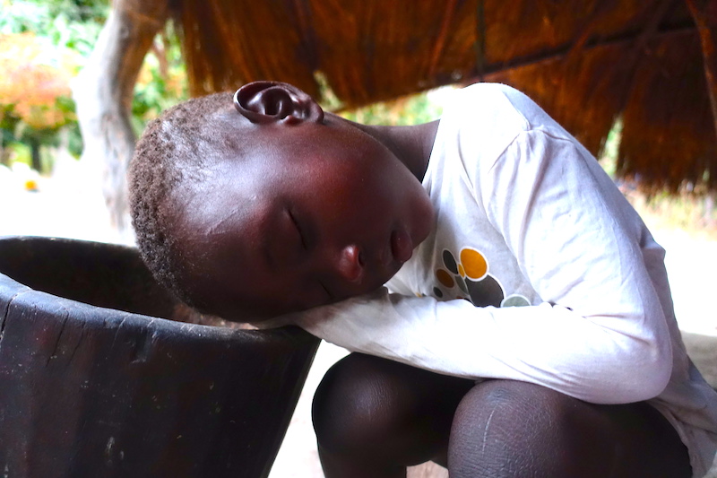 Un enfant fatigué par son jour d'ecole en Afrique à Kamobeul au Sénégal en Casamance photo blog voyage tour du monde http://yoytourdumonde.fr