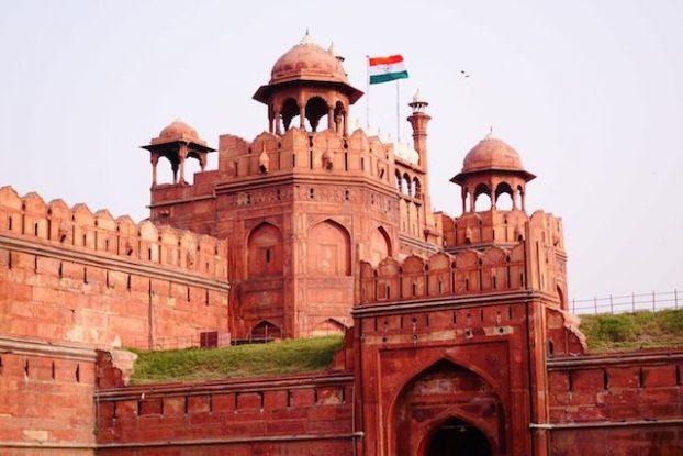Le Fort Rouge de New Delhi est vraiment très beau d'extérieur avec de superbes portes. Photo blog voyage tour du monde https://yoytourdumonde.fr
