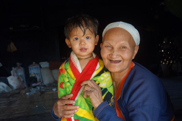 J'adore cette photo avec le portrait d'une jeune birmane et sa maman ou grand mere photo blog voyage tour du monde https://yoytourdumonde.fr