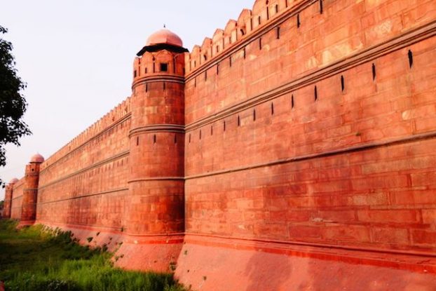L'enceinte du Fort Rouge de New Delhi est gigantesque avec une hauteur de plus de 20 metres de haut et une architecture encore debout. Photo blog voyage tour du monde https://yoytourdumonde.fr