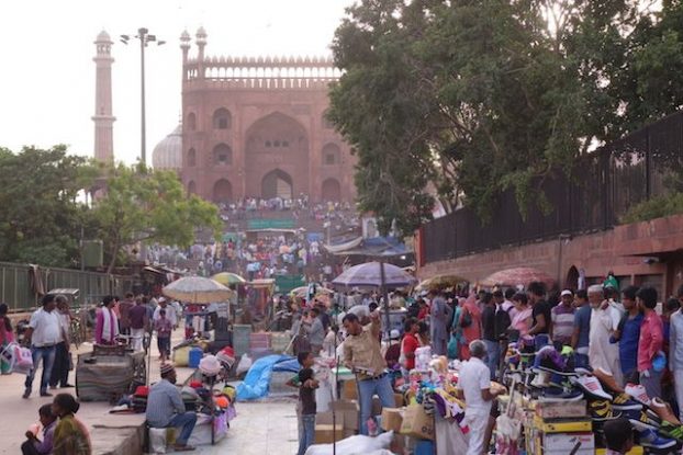 Bazar dans la ville de New Delhi en inde photo blog voyage tour du monde https://yoytourdumonde.fr