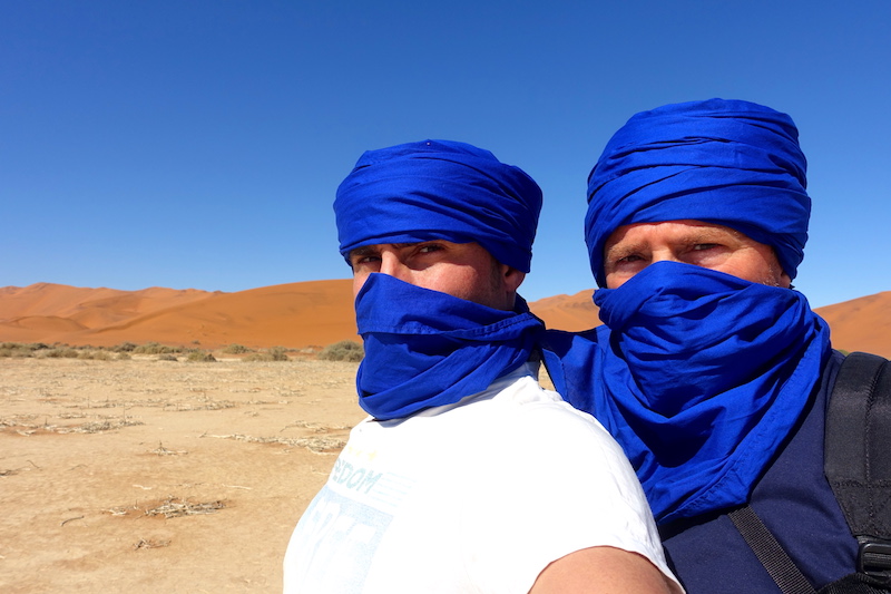 Désert de Namibie avec papa photo blog voyage tour du monde travel https://yoytourdumonde.fr