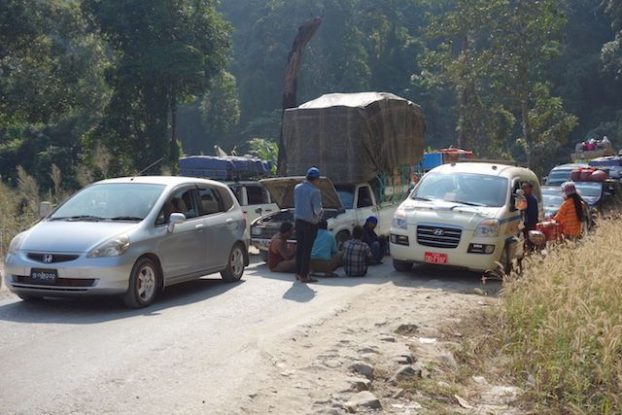Les routes sont tellements catastrophiques en birmanie que certaines routes n'ont qu'un sens. blog voyage tour du monde https://yoytourdumonde.fr