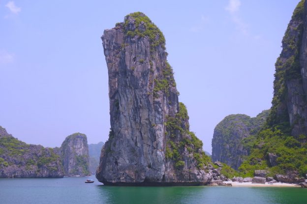 Baie d'Halong vietnam voyage tour du monde https://yoytourdumonde.fr