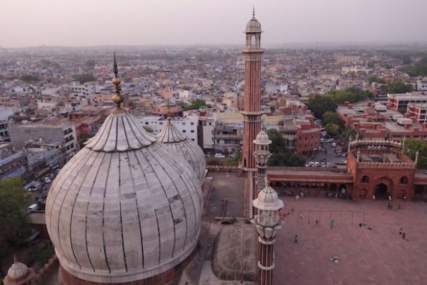 Jama Masjid est une mosquée qui se visite dans le centre de New Delhi. Photo blog voyage tour du monde https://yoytourdumonde.fr